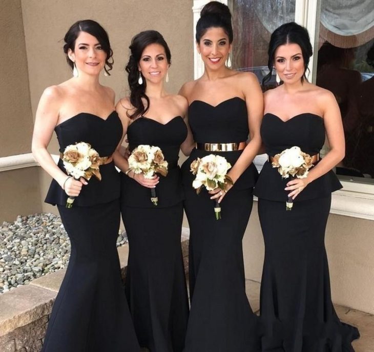 Damas de honor con vestidos negros