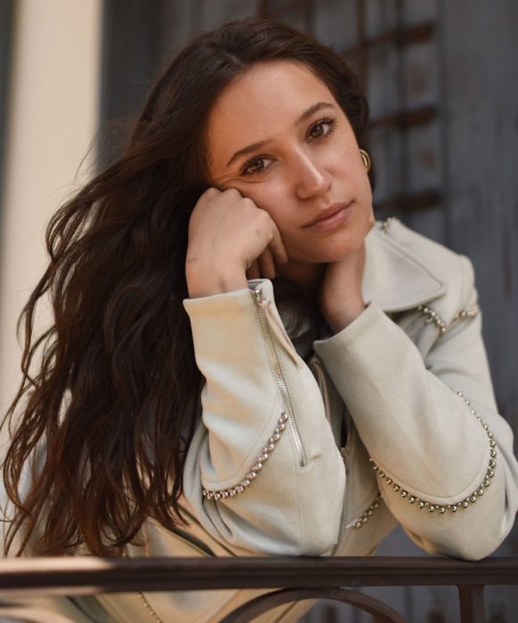 Gideon Adlon posando con el rostro recargado sobre su mano para una sesión de fotos