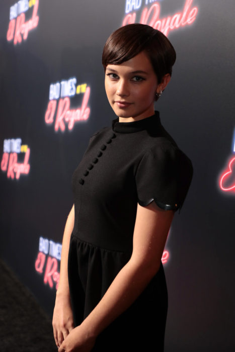 Cailee Spaeny modelando un vestido negro y corto durante una alfombra roja