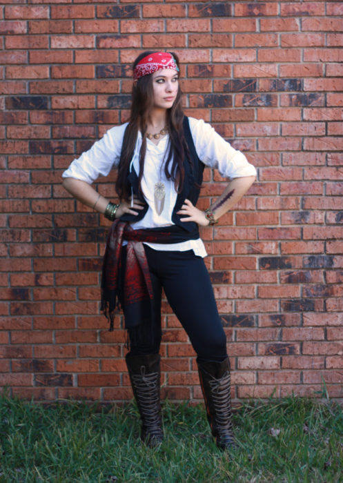 Chica disfrazada como Jack Sparrow