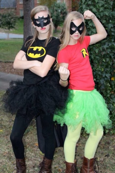 Chicas disfrazadas como Batman y Robin