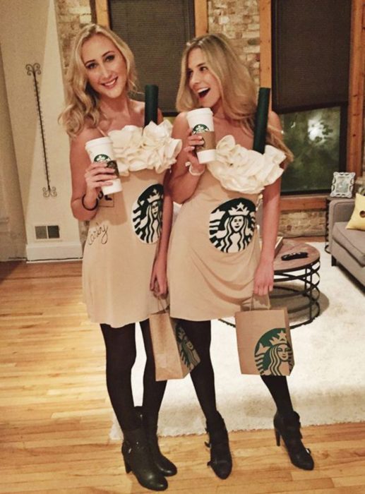 Chicas disfrazadas como cafés de Starbucks