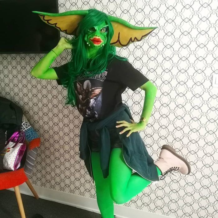 Disfraces de Halloween de los 80; chica disfrazada de Gremlin