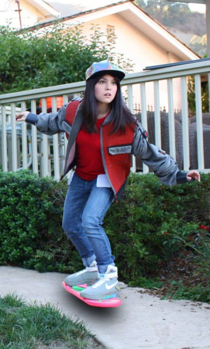 Disfraces de Halloween de los 80; chica disfrazada de Marty McFly en patineta