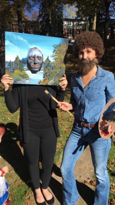 Disfraces de Halloween de los 80; amigas disfrazadas de pintor Bob Ross y de una pintura