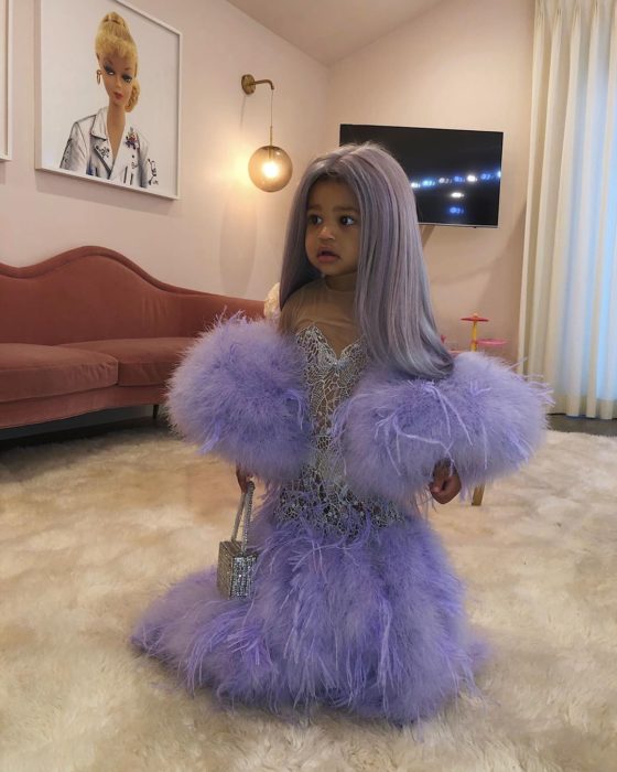 Stormi Webser usando un vestido de color morado con plumas como el de su madre Kylie Jenner en la Met Gala 2019