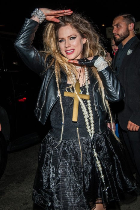 Avril Lavigne disfrazada como Maddona en los 80