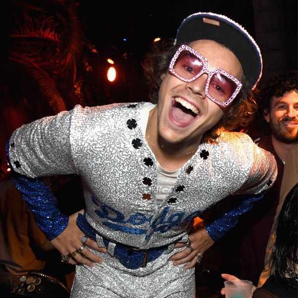 Harry Styles disfrazado como Elton John con un traje de brillos de los dodgers 