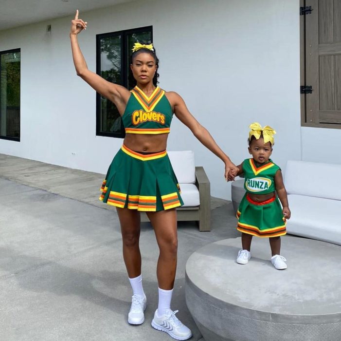 Gabrielle Union y su hija Kaavia usando disfraces de porristas de la película Triunfos Robados 