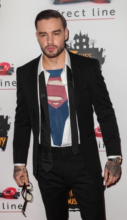 Liam Payne disfrazado como Clark Kent de Superman 