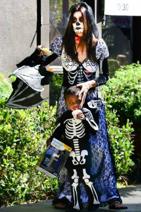 Sandra bullock y su hijo disfrazados de calaveras 