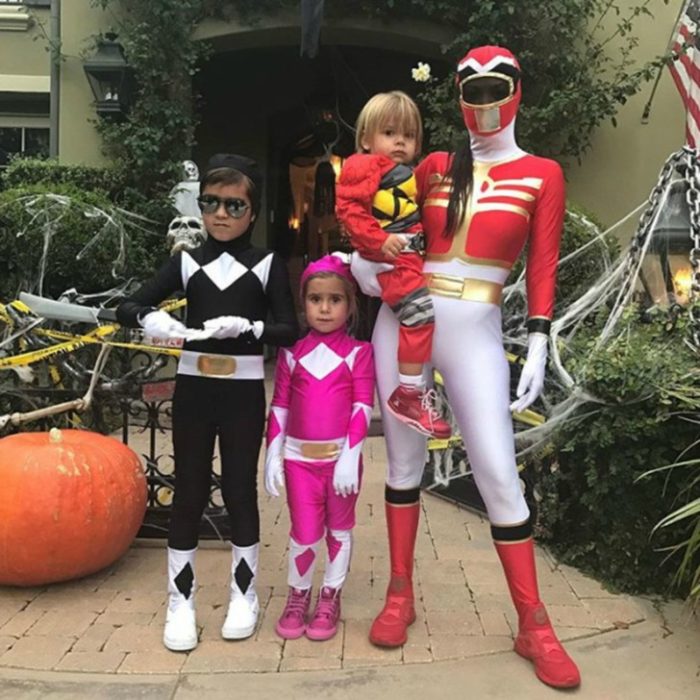 Hijos de Kourtney Kardashian disfrazados como los personajes de los power rangers 