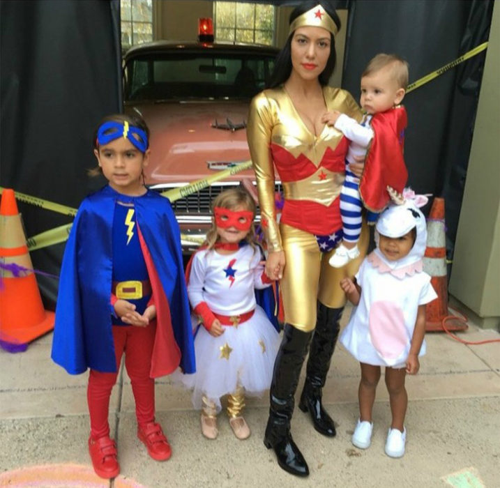 Hijos de Jourtney Kardashian y Kim disfrazados como superheroes y un unicornio 