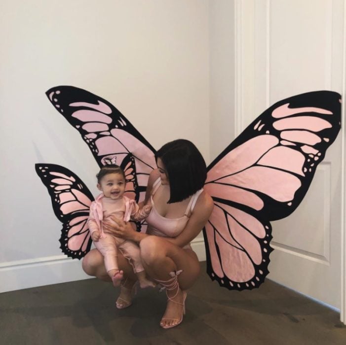 Hija de Kylie Jenner disfrazada como una mariposa al igual que su mamá 