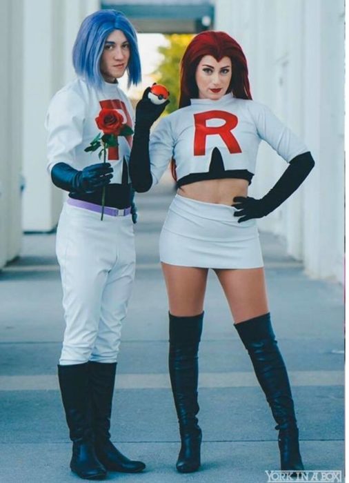 Pareja de novios disfrazados como el equipo Rocket de Pokémon 