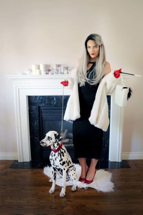 Chica disfrazada como Cruella DeVil