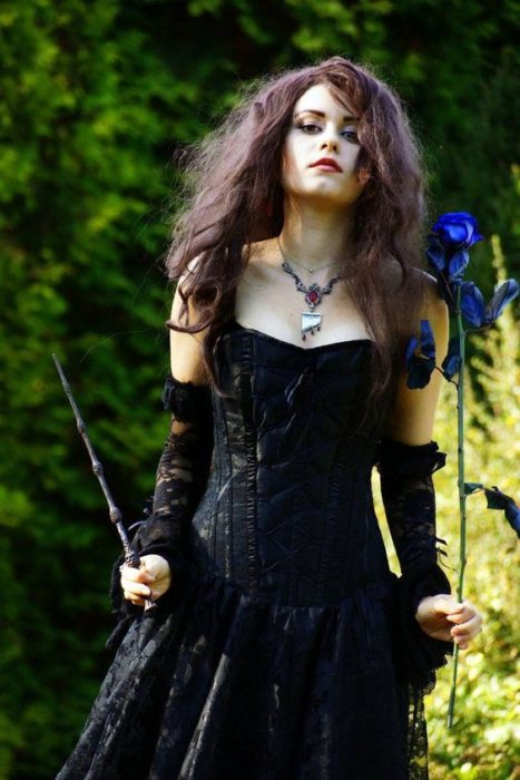 Chica disfrazada como Bellatrix de Harry Potter