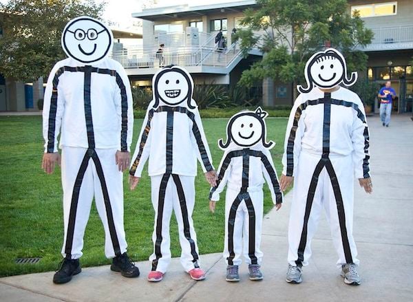 Familia disfrazada con pants blanco y diseño de monitos a lineas negras