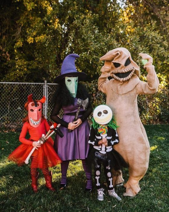 Familia con disfraces de brujas, oggie boogie de El extraño mundo de Jack