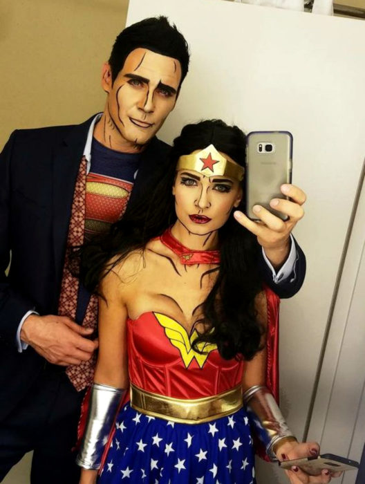 Disfraz de Halloween de comic pop art; pareja de novia y novio maquillados como historieta de La Mujer Maravilla y Superman