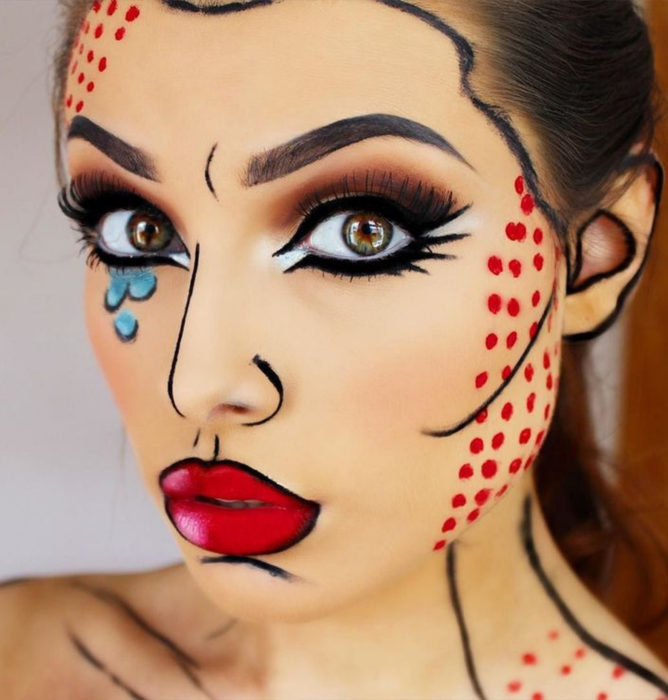 Disfraz de Halloween de comic pop art; chica con rostro pintado estilo historieta con líneas gruesas, puntos rojos y lágrimas azules