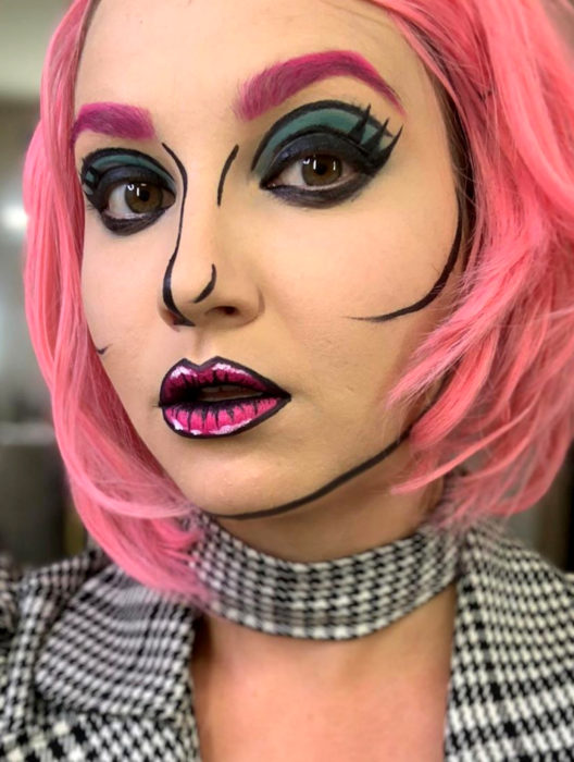 Disfraz de Halloween de comic pop art; chica de peluca rosa maquillada con estilo historieta