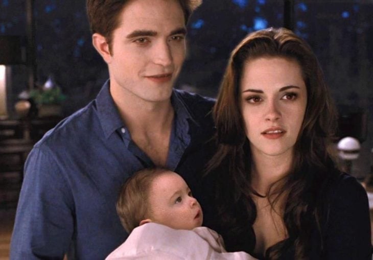 Escena de la película Crepusculo. Edward, Bella y su hija Nessie 
