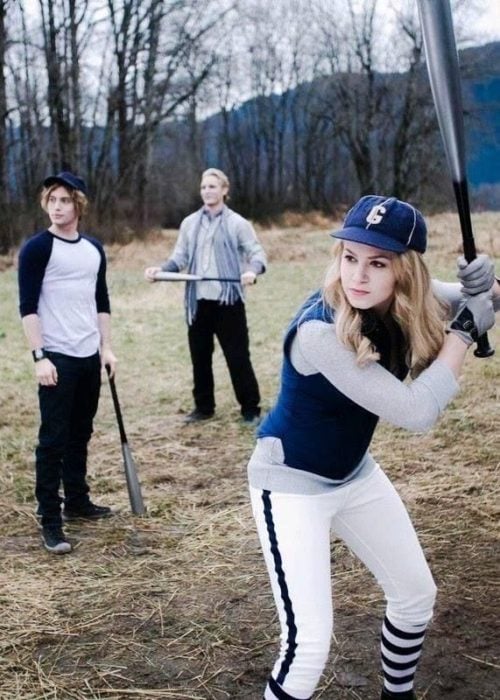 Familia Cullen jugando al Béisbol 
