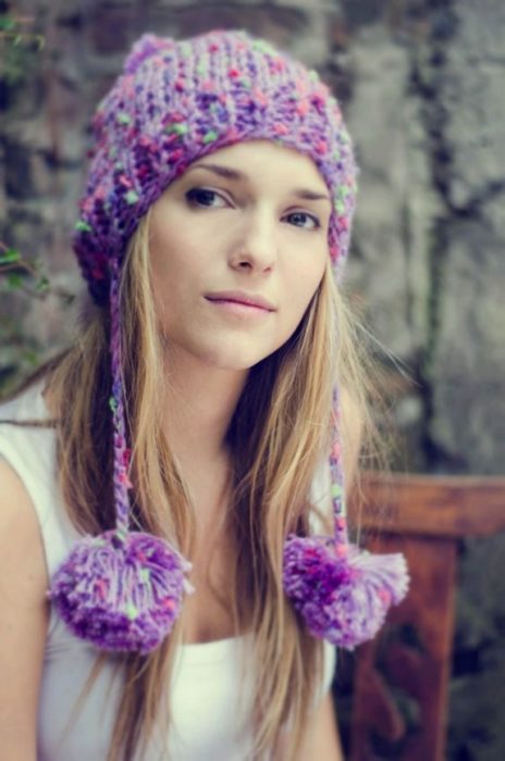 Chica llevando gorro tejido estilo peruano en tono morado