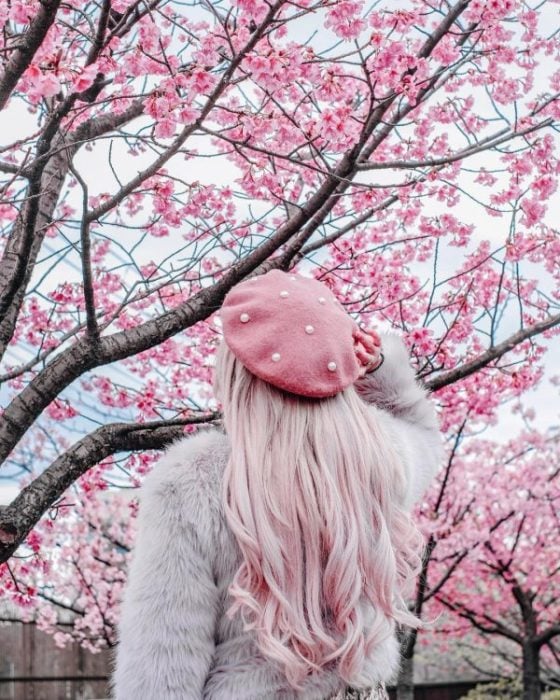 Chica llevando gorro tejido estilo boina en color rosa pastel