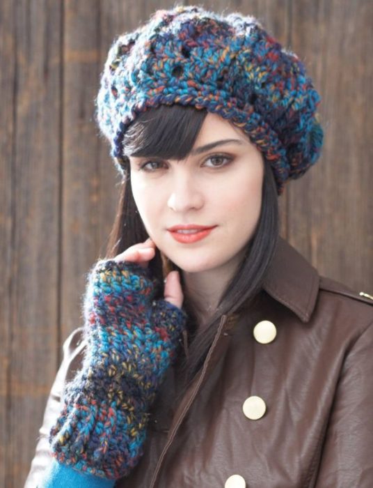 Chica con gorro tejido en forma d boina con estambre de colores