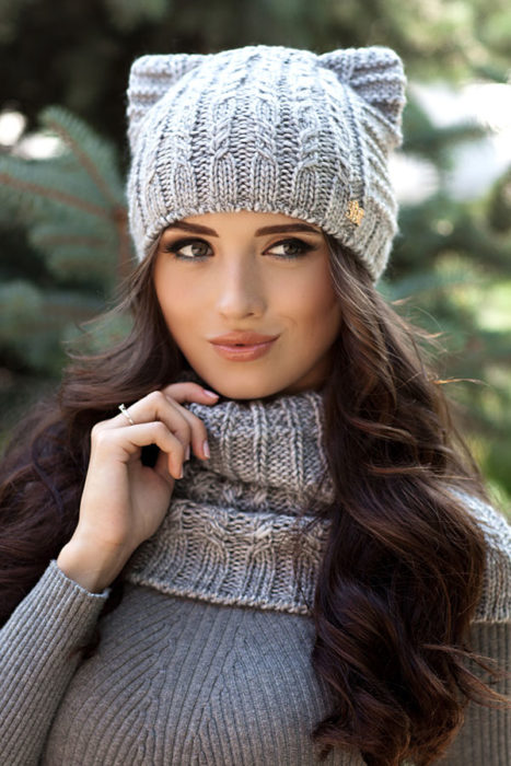 Chica con gorro tejido en color gris claro con orejas de gato