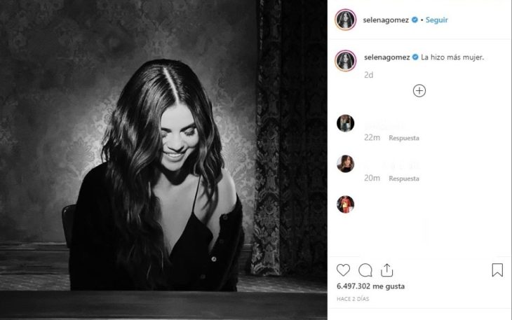 Selena Gomez mirando hacia abajo, tocando el piano