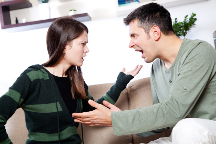 Hombre y mujer peleando