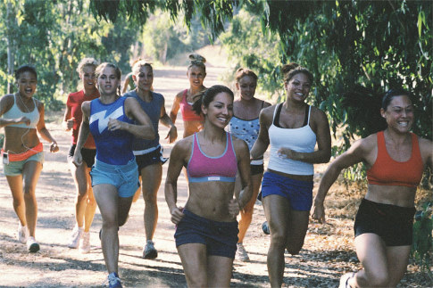 un grupo de mujeres corriendo en un bosque o parque