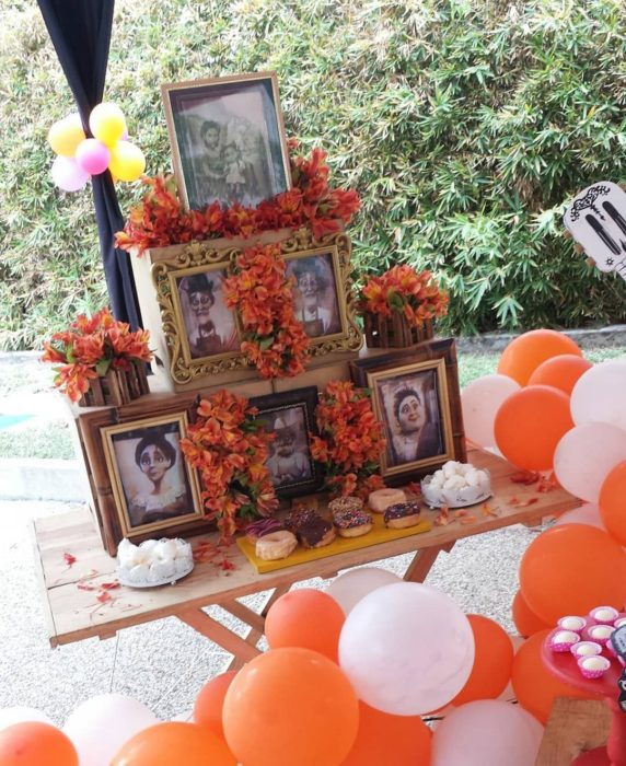 Altar de muertos decorados con papel picado, calaveritas de azúcar y catrinas de papel 