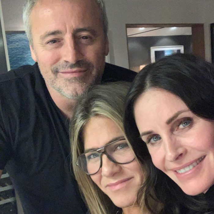 Courtney Cox reunida con el elenco de friends para tomarse una fotografía 