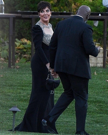Kris Jenner caminando de la mano con su novio mientras van a la boda de jennifer lawrence 