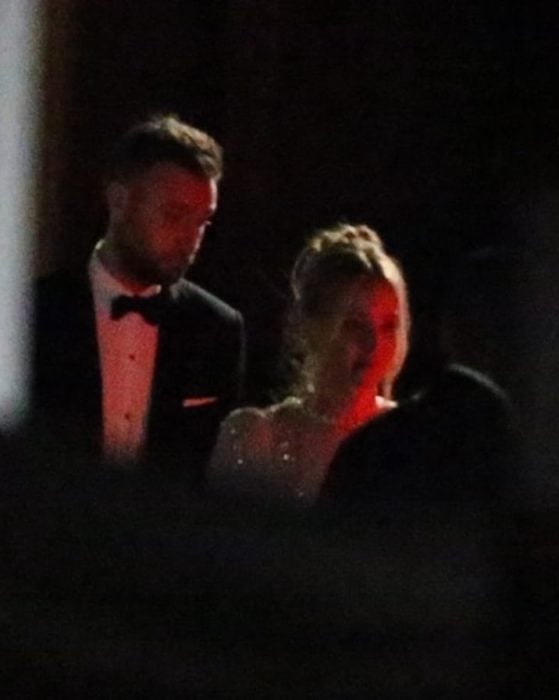 Jennifer Lawrence saliendo se su boda junto a su nuevo esposo 