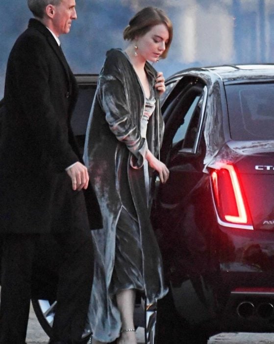 Emma Stone bajando del auto en el que se dirigía a la boda de Jennifer Lawrence 