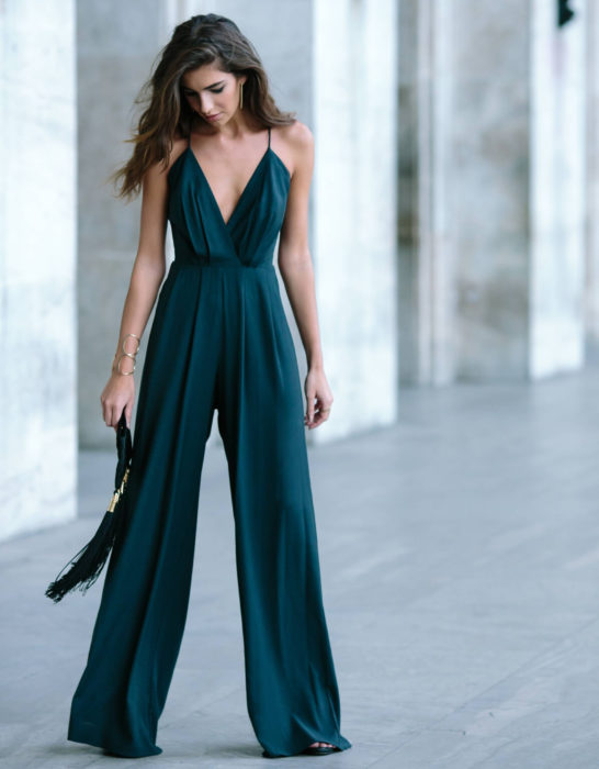 Looks con jumpsuit; chica de cabello castaño y largo con un enterizo de tirantes, holgado de las piernas, color verde