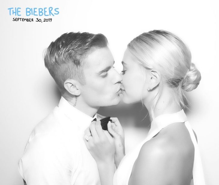 Justin Bieber y Hailey Baldwin se casan por la iglesia; pareja besándose