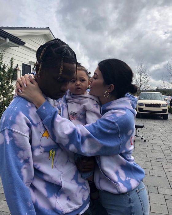 Kylie Jenner y Travis Scott; pareja con su hija Stormi, con hoodies iguales