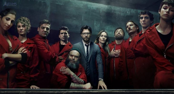 La Banda de la Casa de papel reunidos junto al profesor 