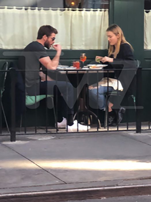 Liam Hemsworth supera su divorcio con Miley Cyrus, y se besa en la calle con su nueva novia, Maddison Brown; pareja comiendo en restaurante