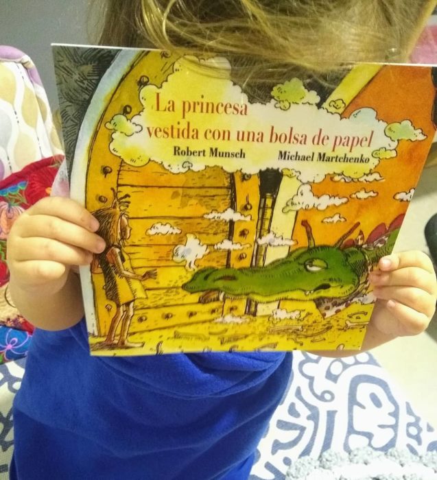 Portada del libro La princesa vestida con una bolsa de papel