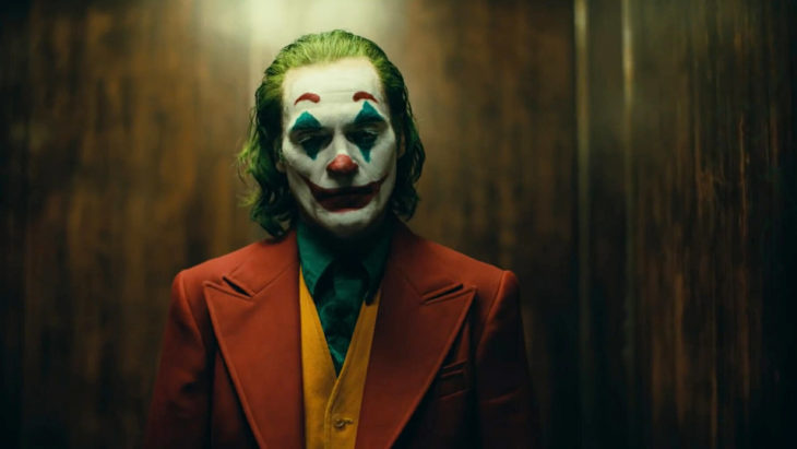 Escena de la película Joker en la que el payaso aparece triste 