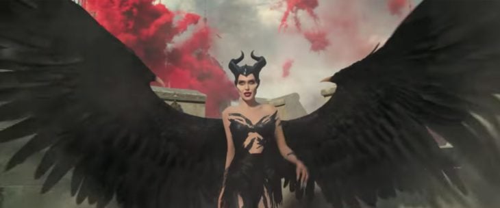 Escena de la película Maléfica: dueña del mal, personaje abriendo sus alas 