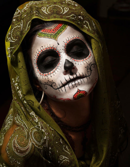 Maquillaje tradicional de Catrina de Día de Muertos con rebozo verde