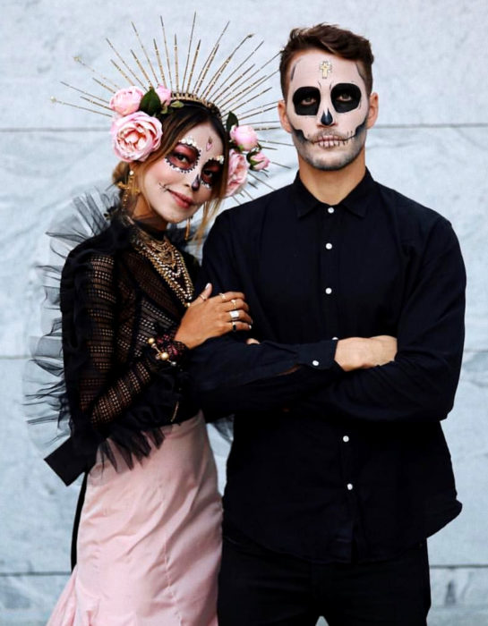 Maquillaje moderno de Catrina de Día de Muertos; pareja de novios disfrazada de calavera